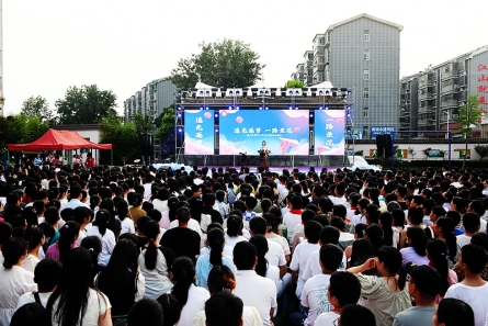 潢川五小舉行“追光逐夢 一路生花”2023屆學生畢業典禮